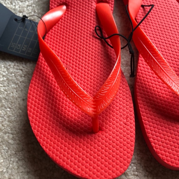 Forever 21 Red Open toed flip flops size 6 - Picture 3 of 7